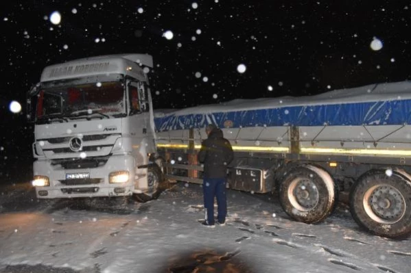 Sivas-Tokat kara yolunda kar yağışı nedeniyle trafikte aksamalar yaşandı