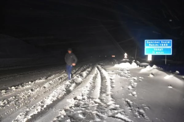 Sivas-Tokat kara yolunda kar yağışı nedeniyle trafikte aksamalar yaşandı