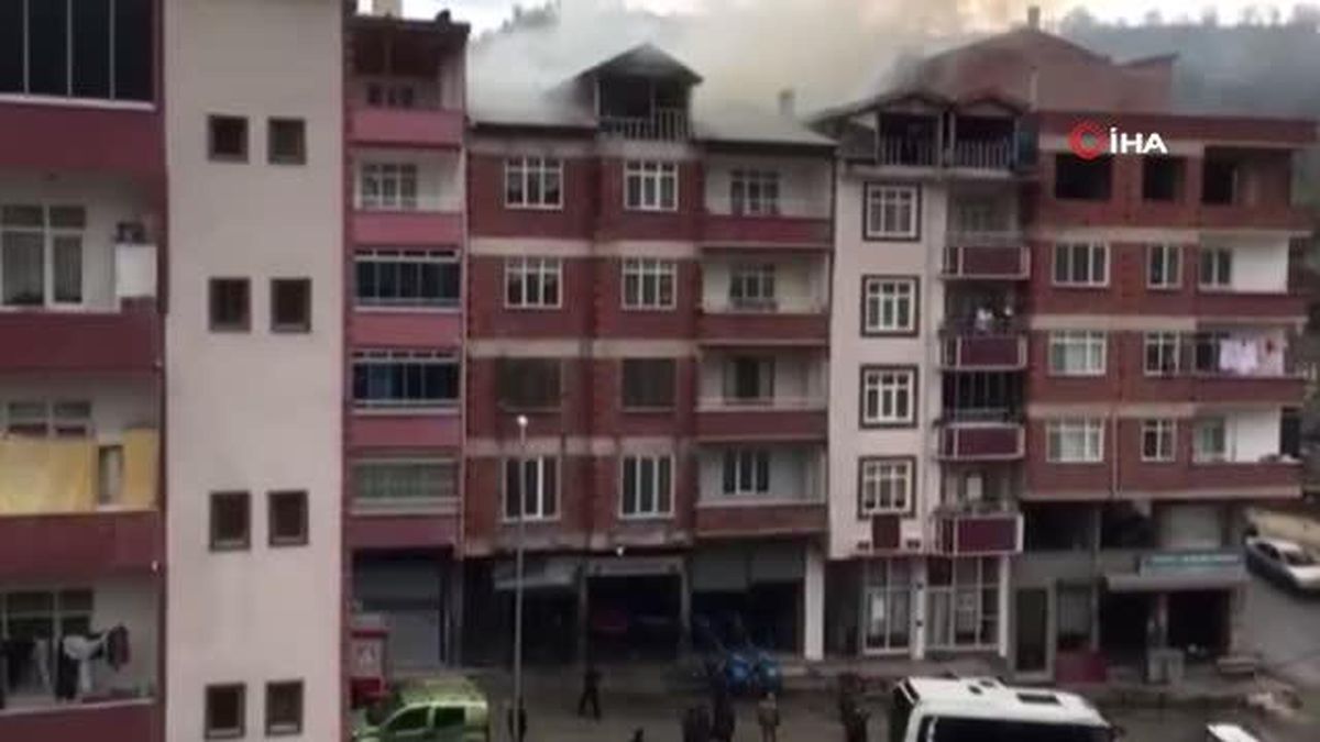 Son dakika! Çatı katındaki yangın paniğe neden oldu