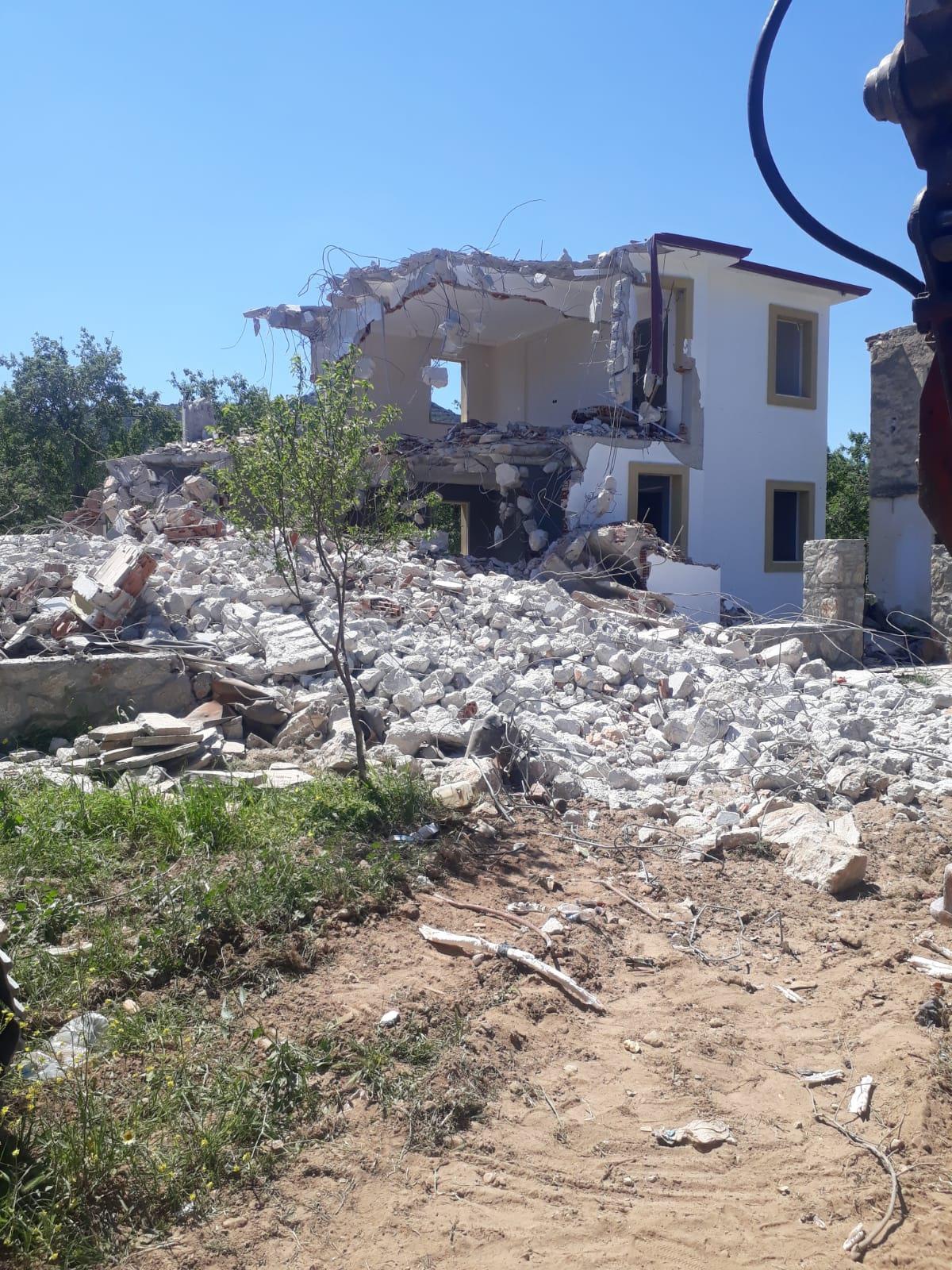 Datça\'da imara aykırı binaların yıkımı sürüyor