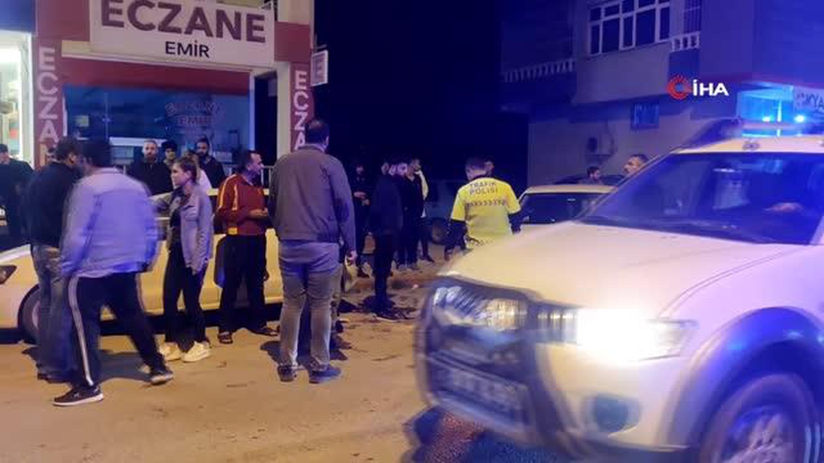 Direksiyon hakimiyetini kaybeden sürücü park halindeki otomobillere çarptı