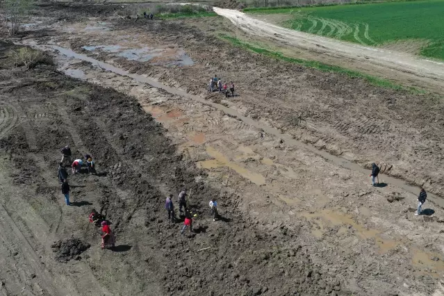 Asfalt şantiyesinden tarlalara akan zifti temizleme çalışması yarın tamamlanacak