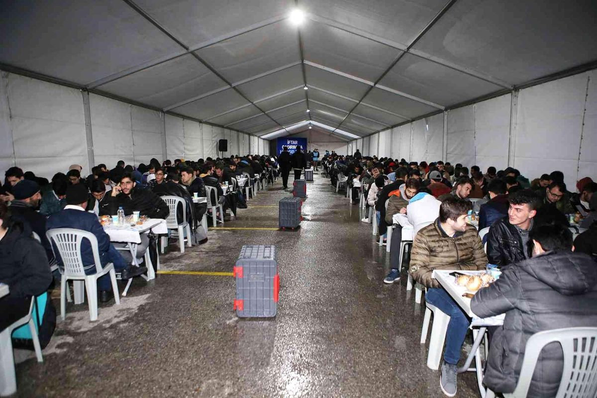 Farklı ülkeden binlerce öğrenci orucunu aynı sofrada açıyor