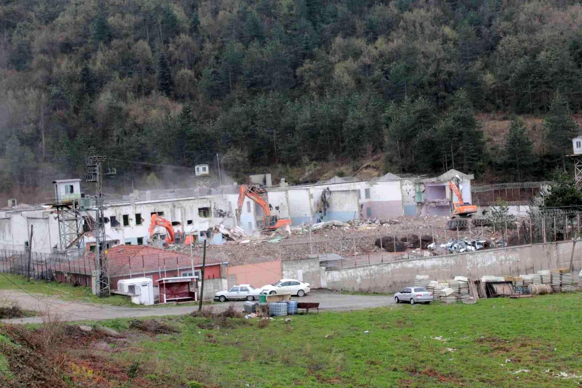İnebolu M Tipi Kapalı Ceza İnfaz Kurumu yıkılıyor