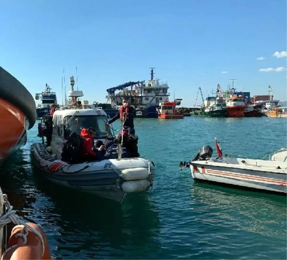 İzmir açıklarında Yunan unsurlarınca itilen 135 kaçak göçmen kurtarıldı