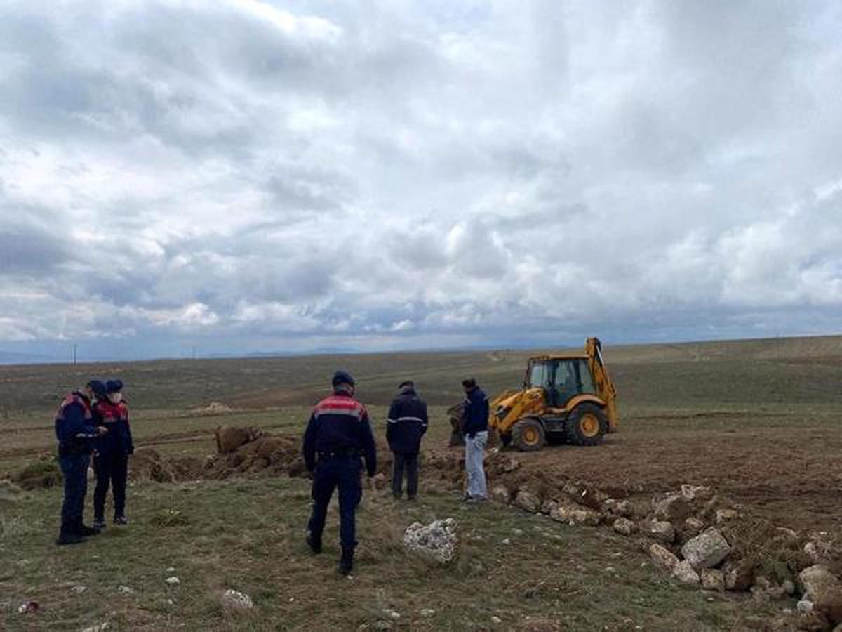 Kaçak kazı yapan 2 şüpheli, dron ile yakalandı