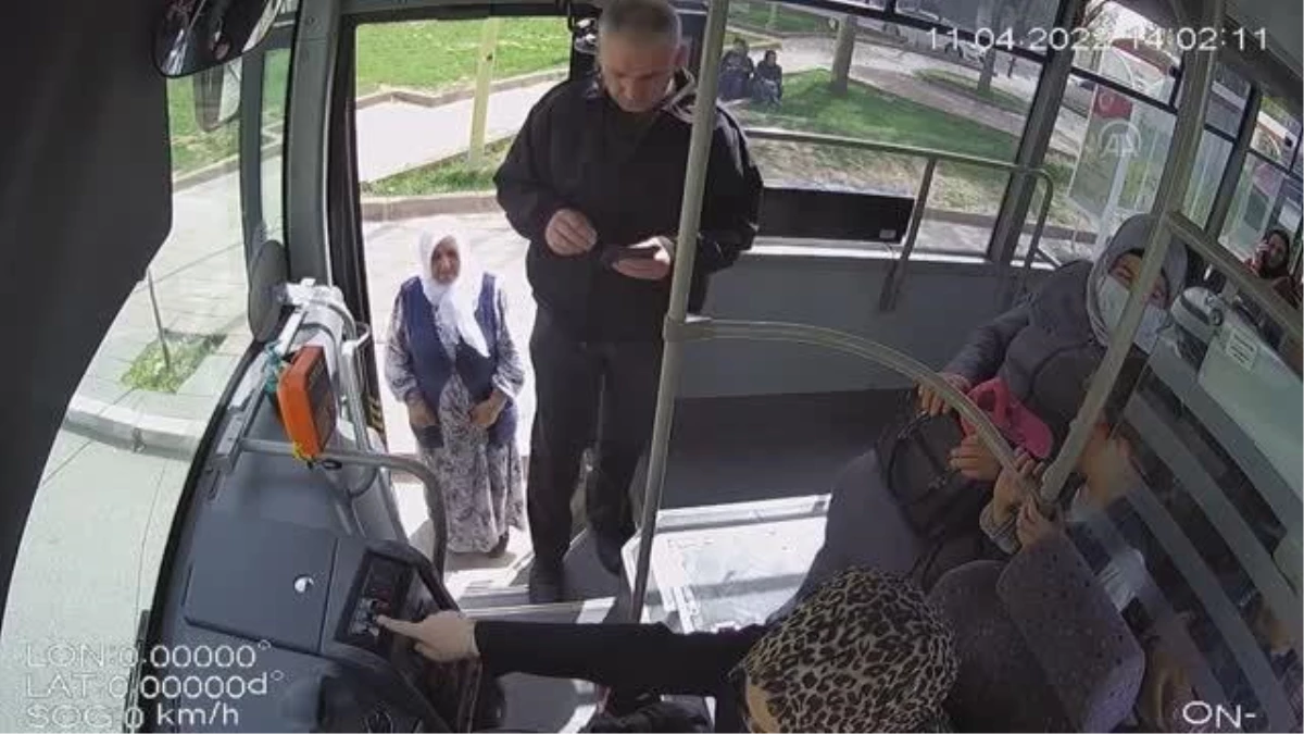 Kadın otobüs şoförü bayılan yolcuyu hastaneye yetiştirdi