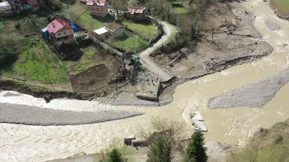 KASTAMONU - Köprüleri yıkılan köylüler erzaklarını çaydan halatla taşıyor