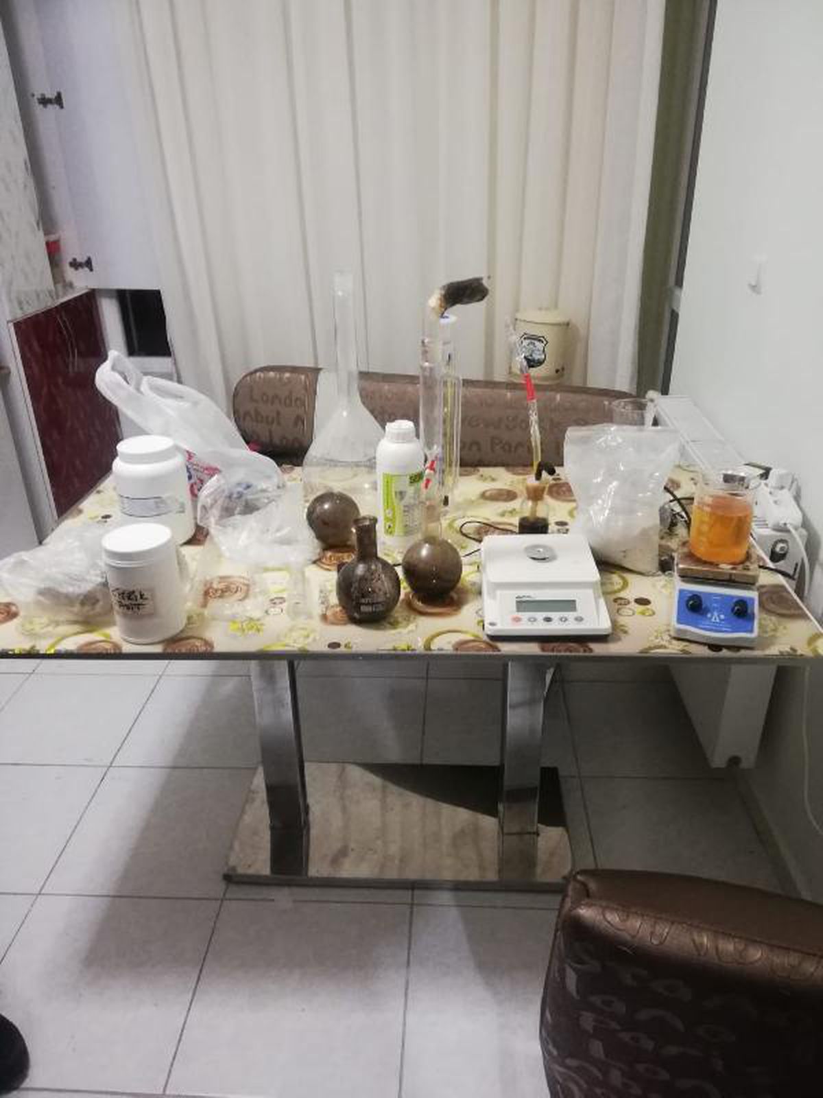 Kimyager sevgilisiyle uyuşturucu imal etti