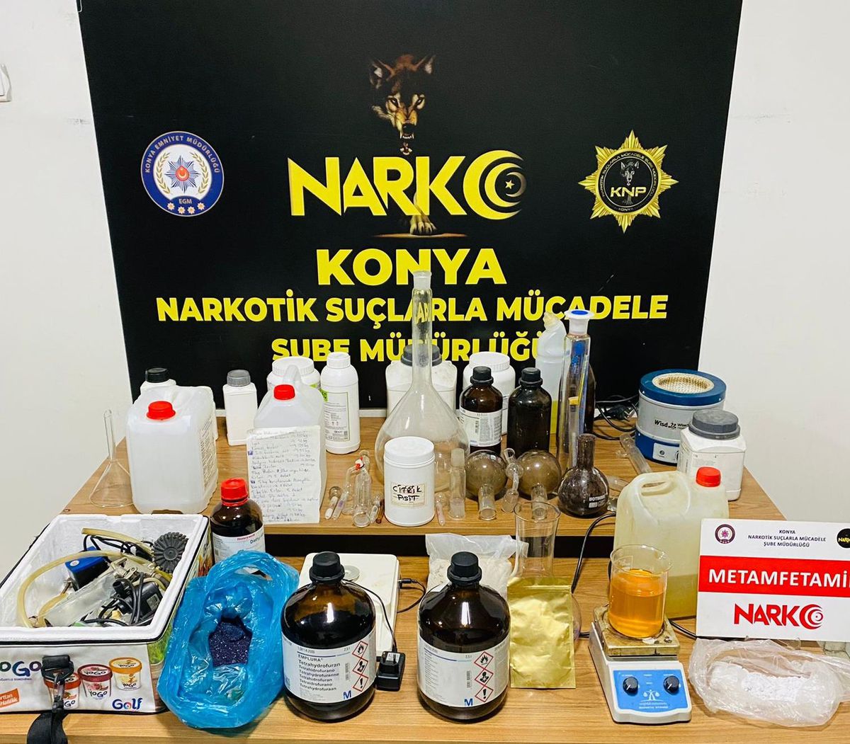 Son dakika: Konya\'da uyuşturucu operasyonunda biri kimyager 2 şüpheli yakalandı