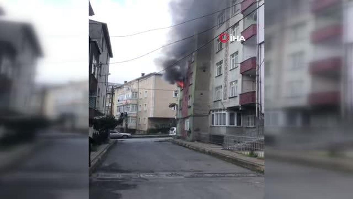 Son dakika haberleri... Küçükçekmece\'de korkutan yangın... Alt katta mahsur kalan yaşlı kadını vatandaşlar kurtardı