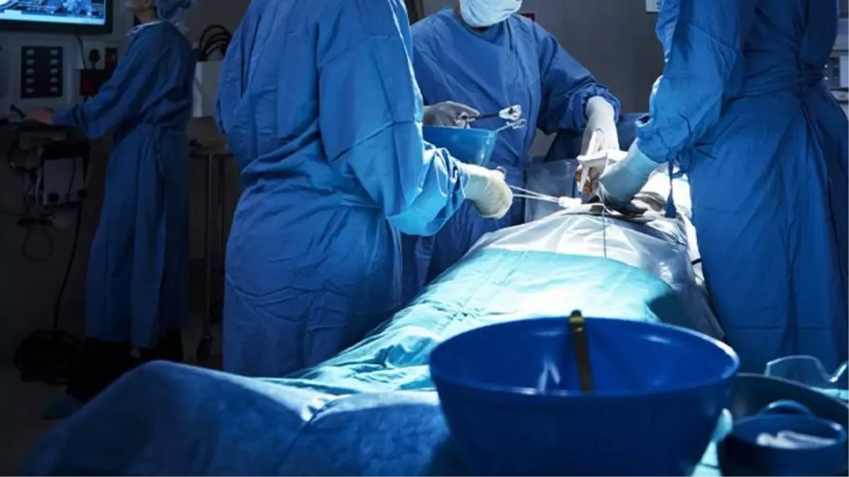 Makatına 2 kiloluk dambıl kaçan adam soluğu hastanede aldı, doktorlar bile çıkaramadı