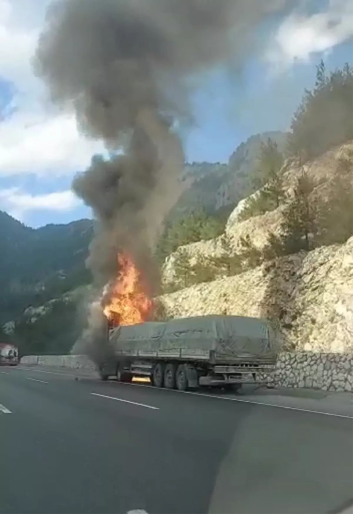 Mersin\'de seyir halindeki tırda çıkan yangın söndürüldü