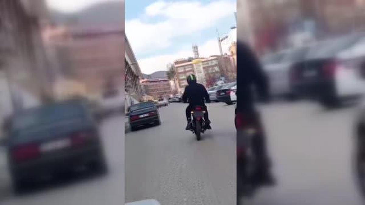 Motosikletlilerin tehlikeli yolculuğu kameraya yansıdı