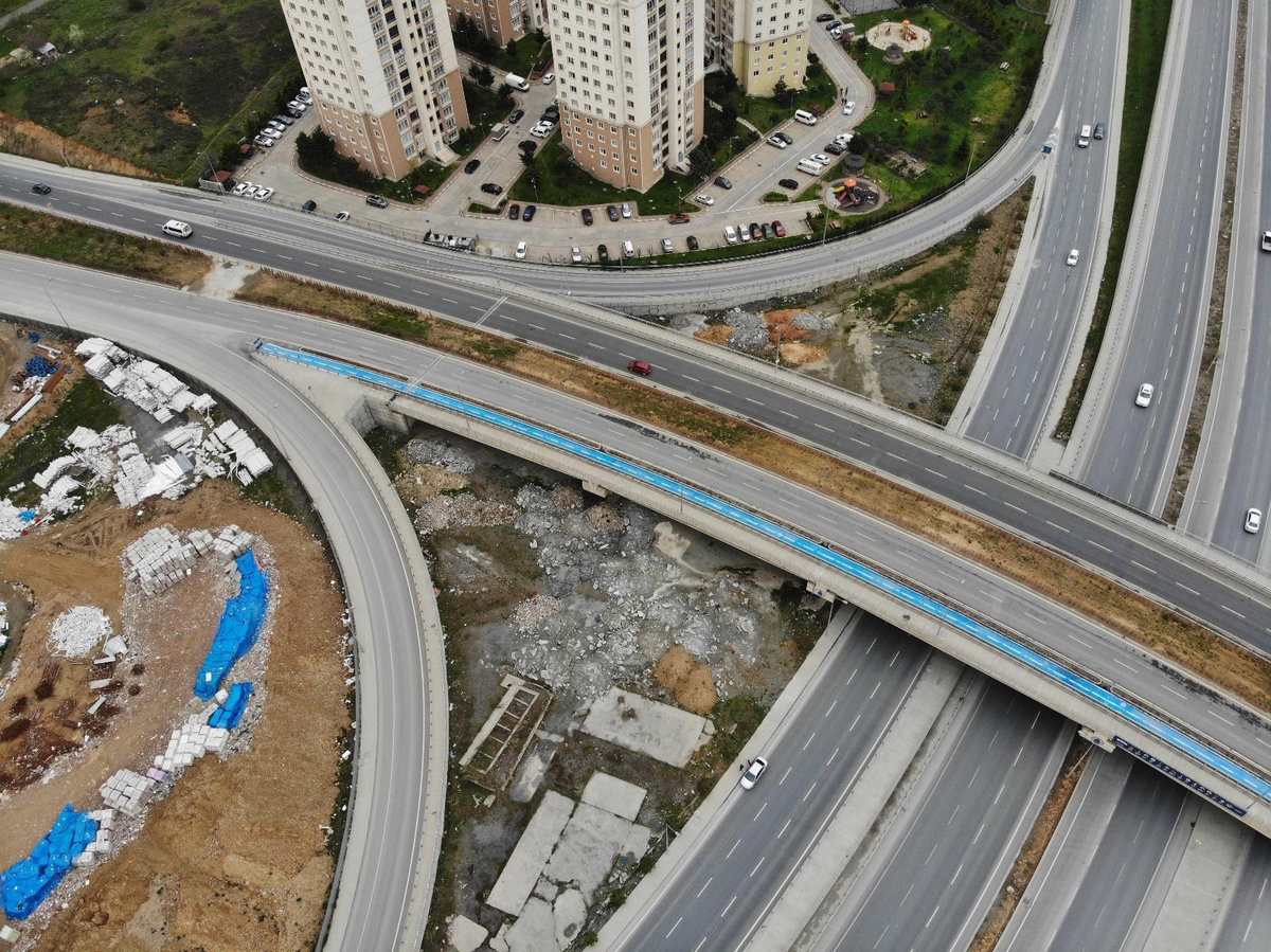 Başakşehir\'de otoyola kaçak döküm yapan hafriyat kamyonları kamerada