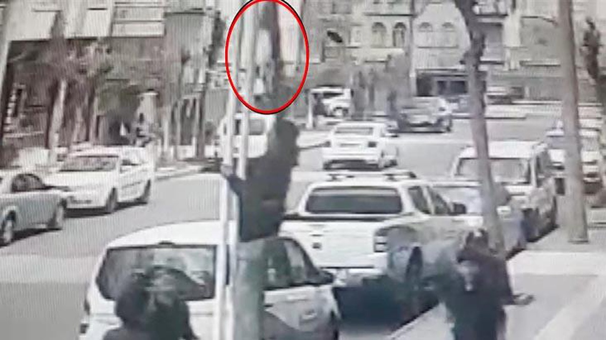 Direkten Türk bayrağını alıp gitmişti: Yıkayıp, kurutup evine asmış!