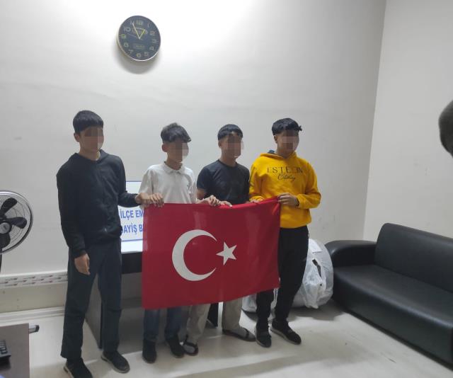 Polis, direkten Türk bayrağını alan gencin peşine düştü! Yıkayıp astıklarını görünce aynısından hediye ettiler