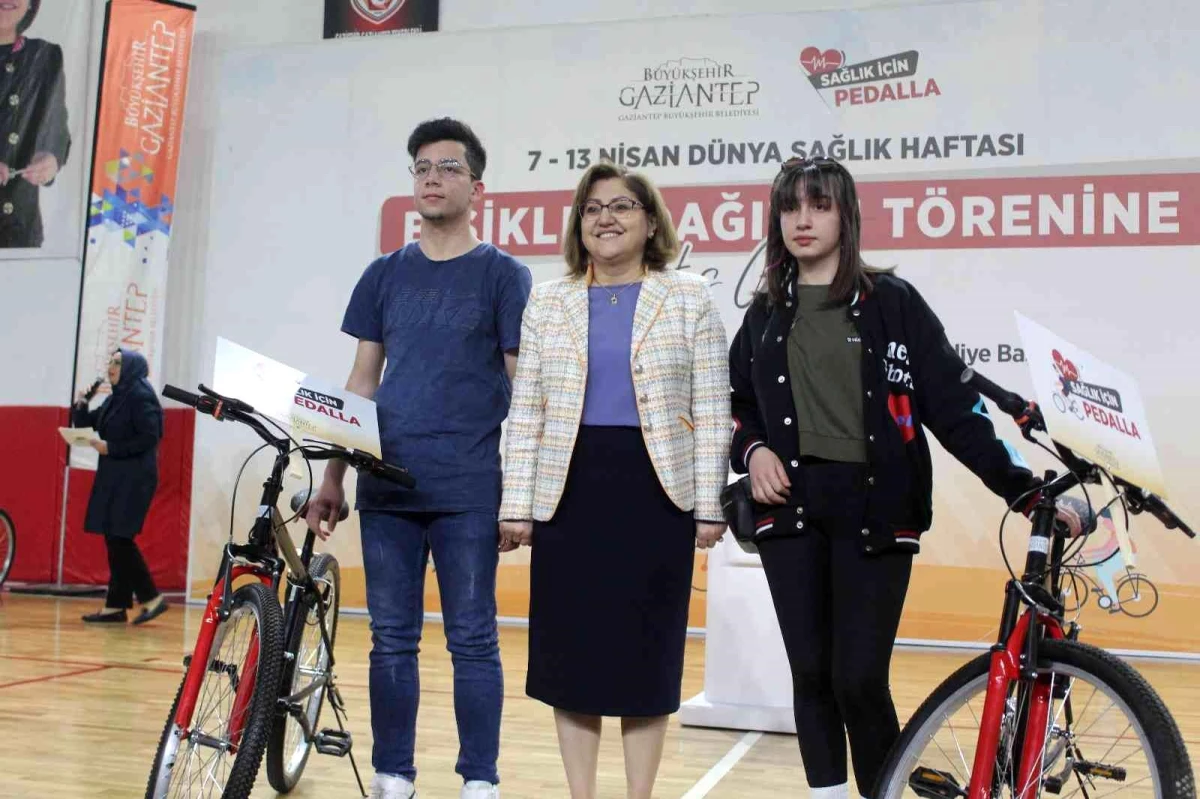 "Sağlık İçin Pedalla" sloganıyla gençlere 500 bisiklet dağıtıldı