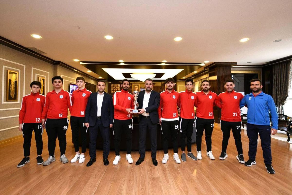 Şampiyonlardan Başkan Ertuğrul Çetin\'e ziyaret