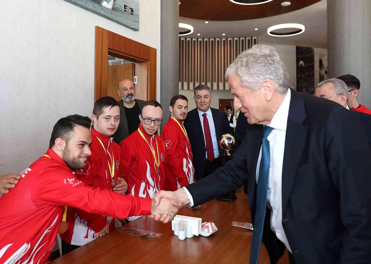 Servet Yardımcı, dünya üçüncüsü Down Futsal Milli Takımı ile bir araya geldi