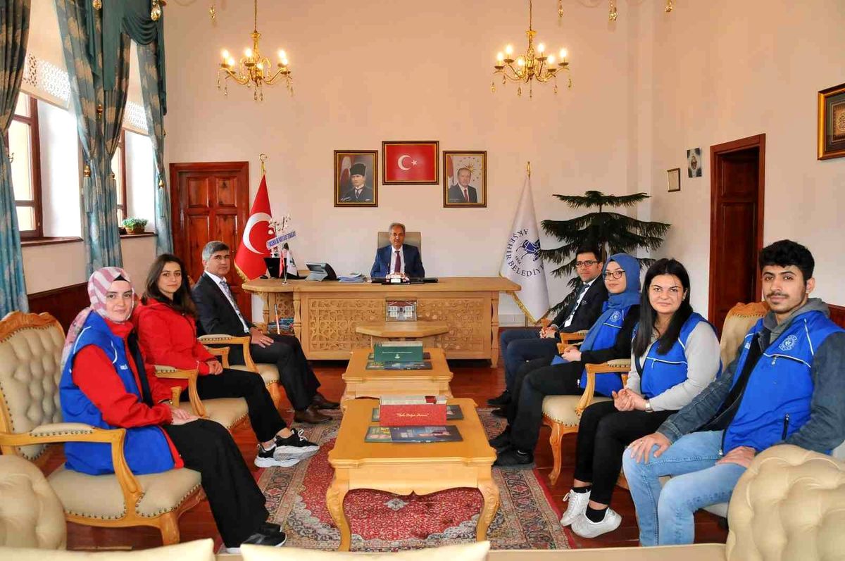 Akşehir\'de doğumu yarım kalınca hayatı sezaryenle kurtarılan kedi için teşekkür