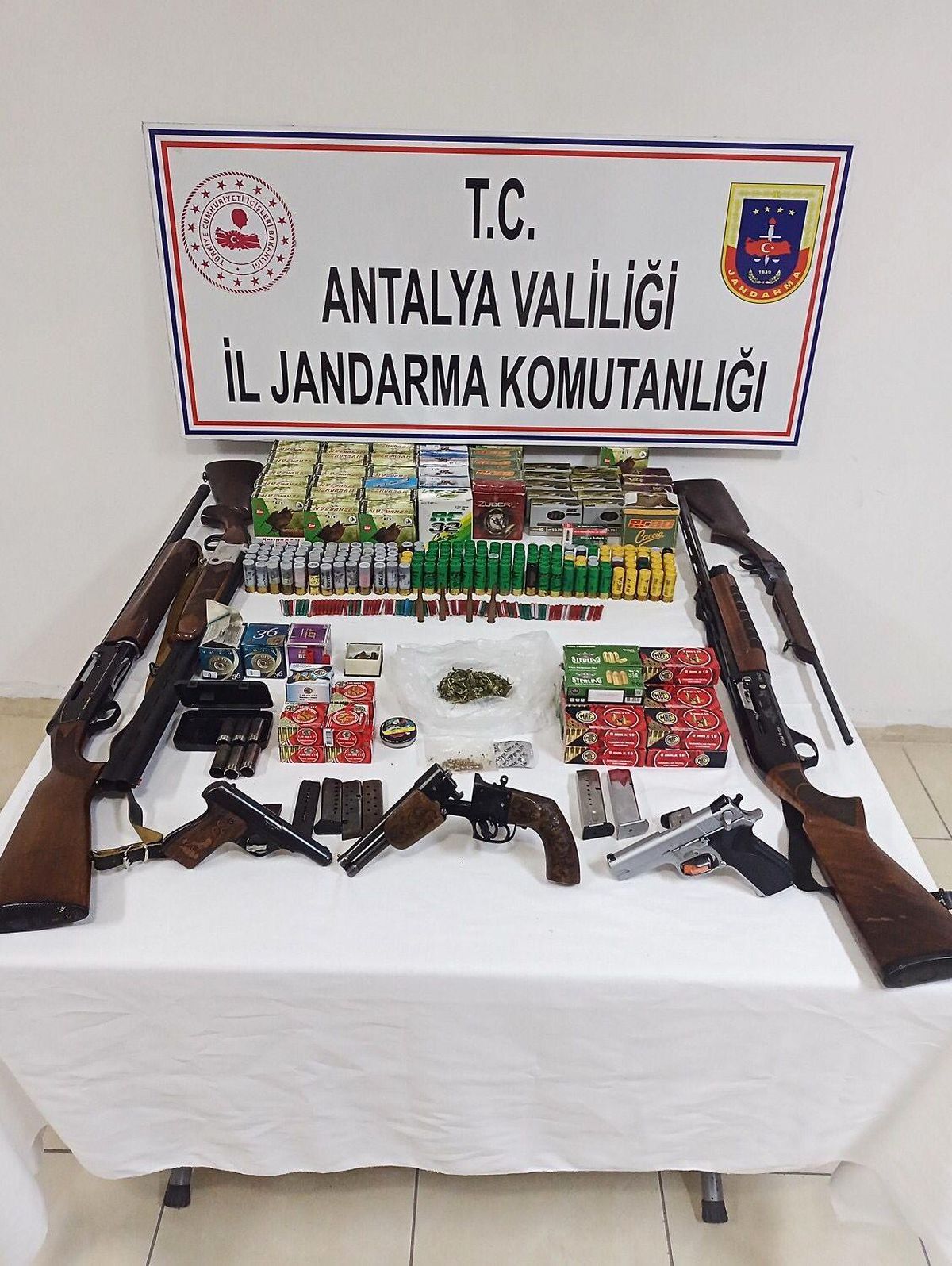 Son dakika haber! Şiddet gören kadın, eşini jandarmaya 'ruhsatsız silahları' var diye ihbar etti