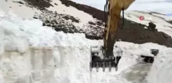 Şırnak'ta Nisan ayı ortasında kar kütlesi 8 metreyi aştı