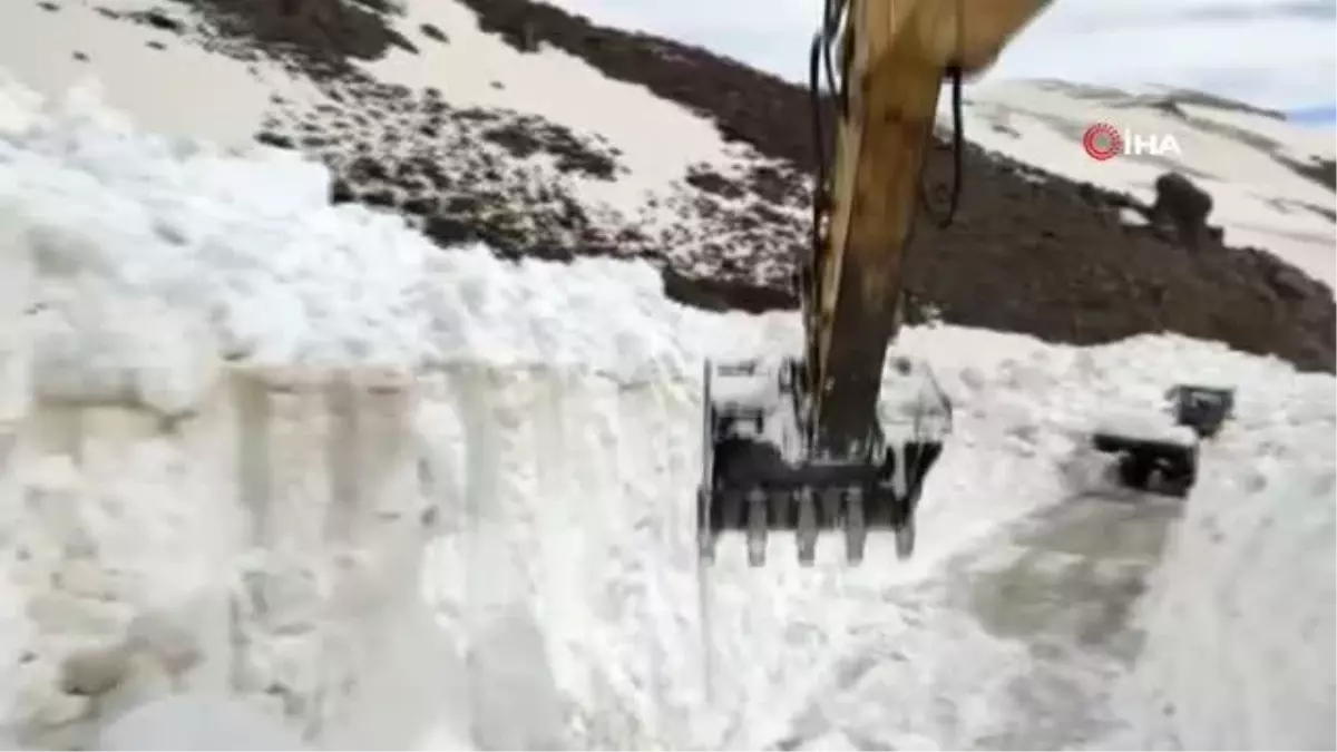 Şırnak'ta Nisan ayı ortasında kar kütlesi 8 metreyi aştı