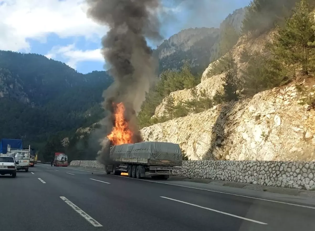 Tarsus\'ta seyir halindeki tır yandı