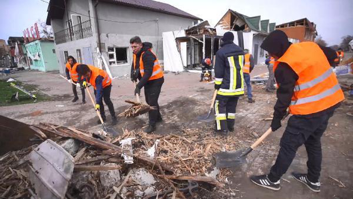Ukrayna\'da gönüllüler ve acil servis ekipleri, enkaz temizledi