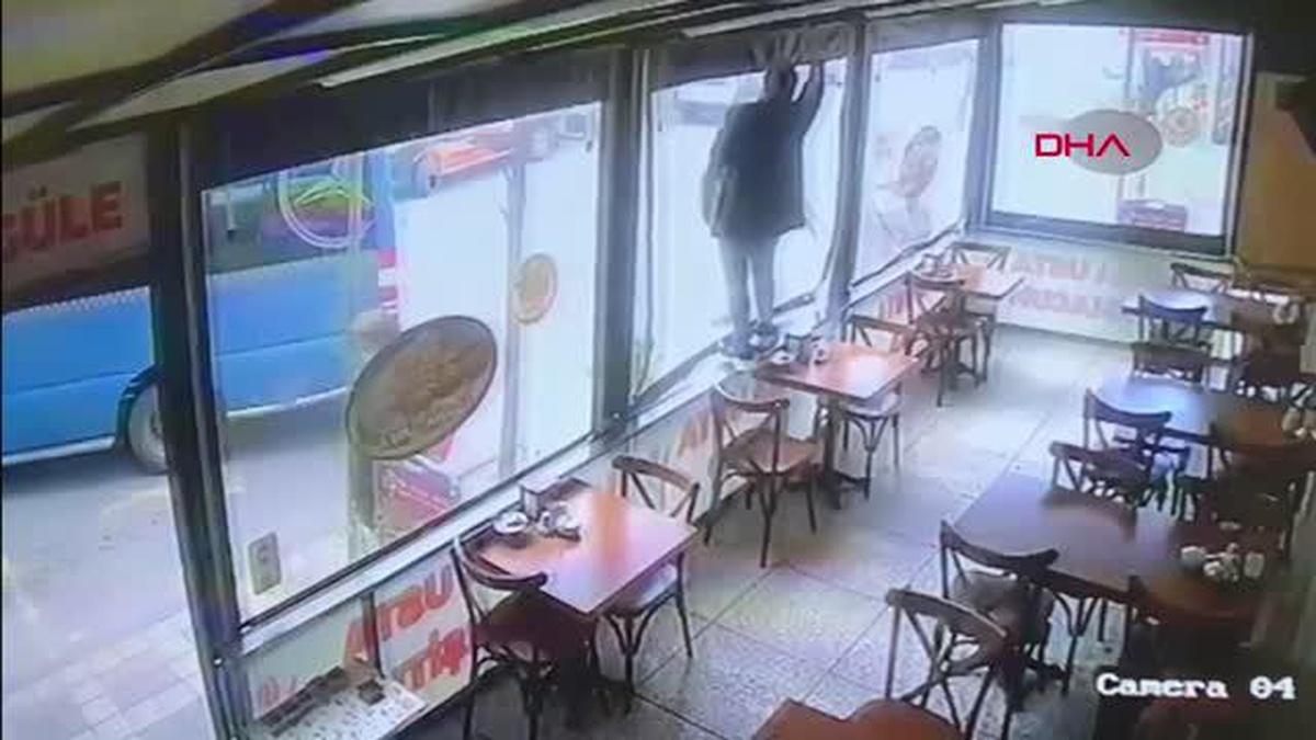 ÜMRANİYE\'DE ÖNCE MİNİBÜSE SONRA OTOMOBİLE ÇARPTI