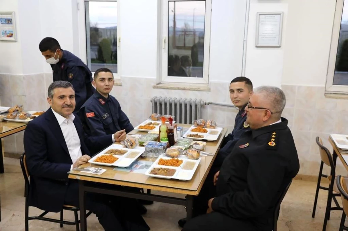 Vali Atay iftarını askerlerle birlikte yaptı