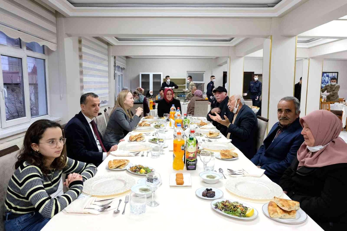 Vali Taşbilek şehit aileleri ve gazilerle iftar programında bir araya geldi