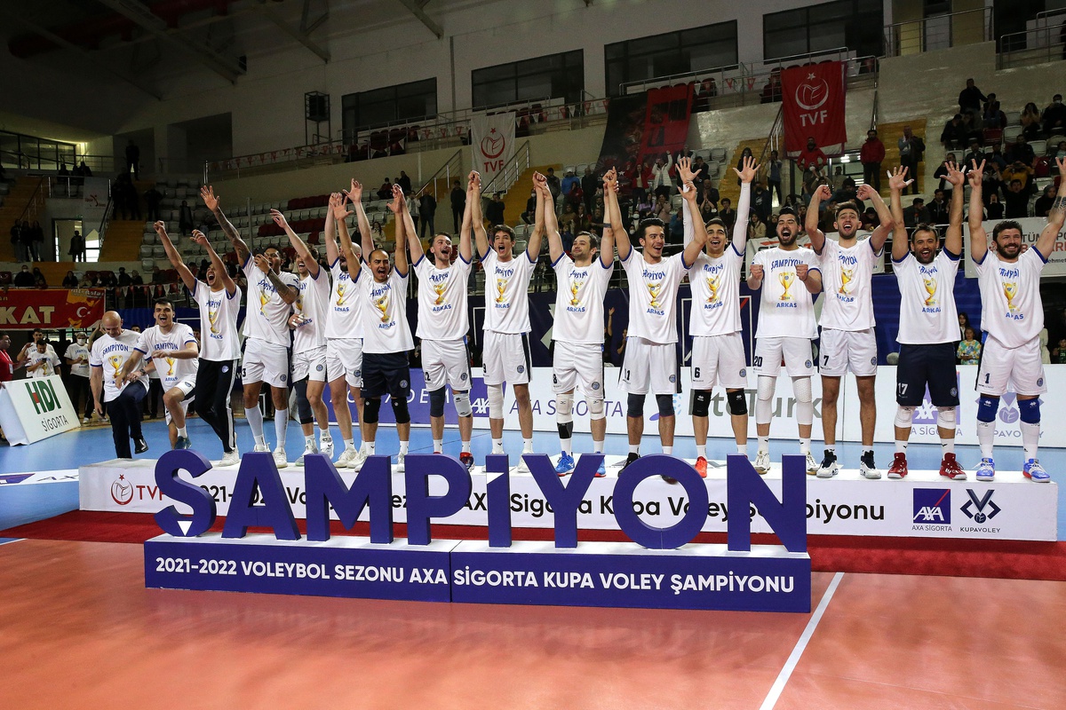 Voleybolda AXA Sigorta Erkekler Kupa Voley finalinde Arkas Spor, Galatasaray HDI Sigorta\'yı 3-2 yenerek şampiyon oldu.