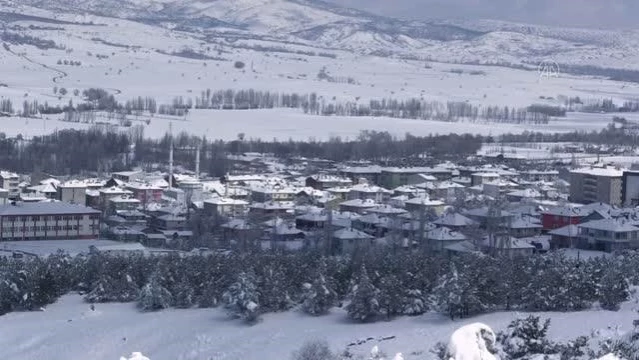 Yeşilyurt ilçesi nisanda beyaza büründü