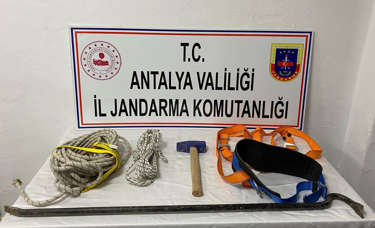 Antalya\'da sit alanında kaçak kazı yapan 5 şüpheli yakalandı