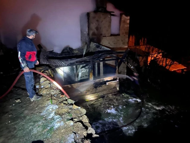 Son dakika haberi: Artvin'de gece çıkan yangında iki katlı ev kullanılamaz hale geldi