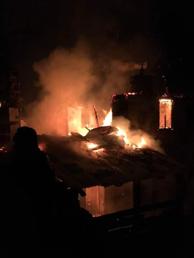 Son dakika haberi: Artvin'de gece çıkan yangında iki katlı ev kullanılamaz hale geldi