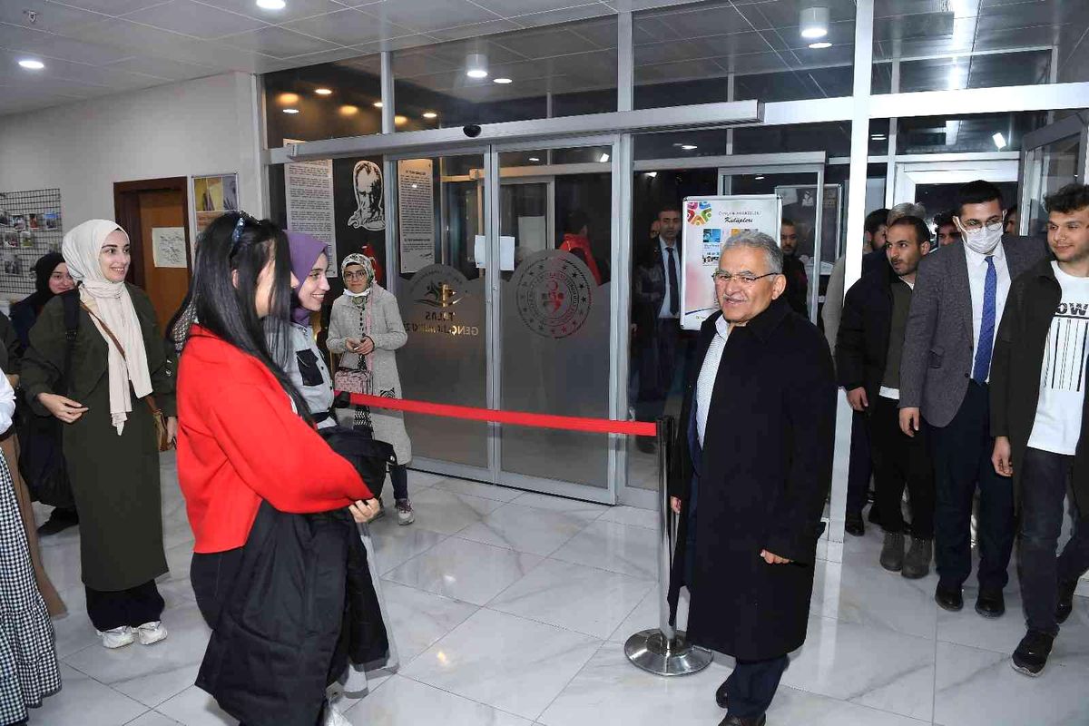 Başkan Büyükkılıç gençlerin davetini geri çevirmedi