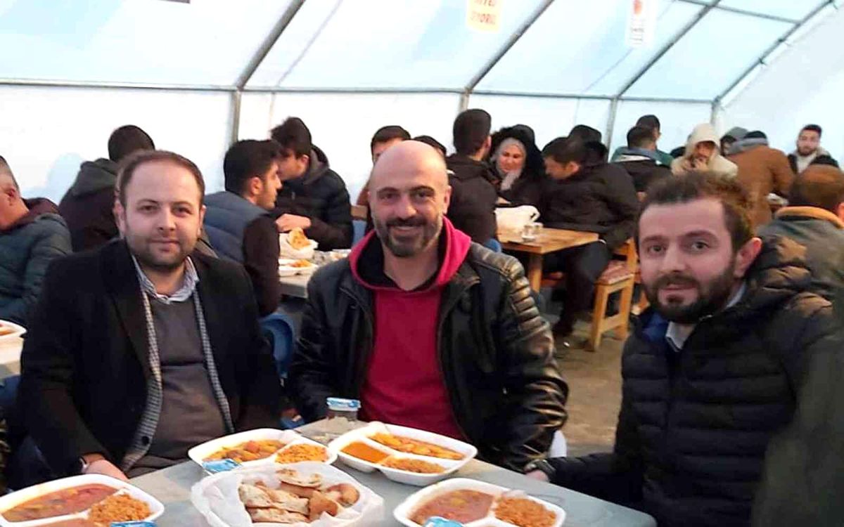 Başkan Koç, orucunu iftar çadırında açtı