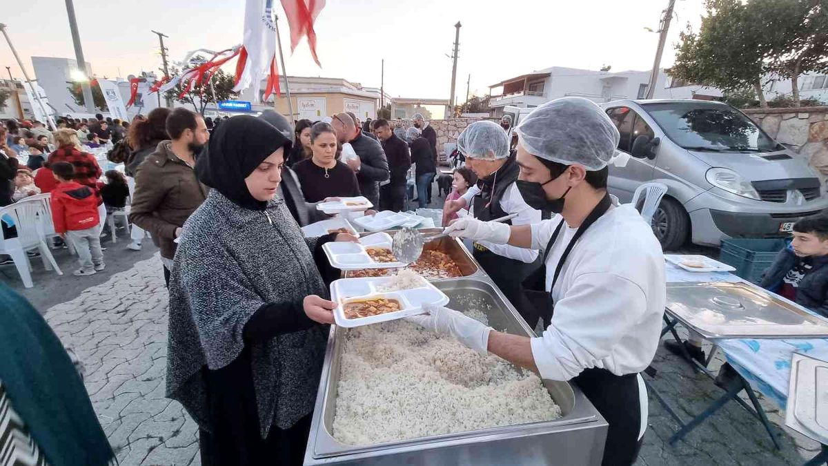 Bodrum\'da binlerce kişi aynı sofrada buluştu