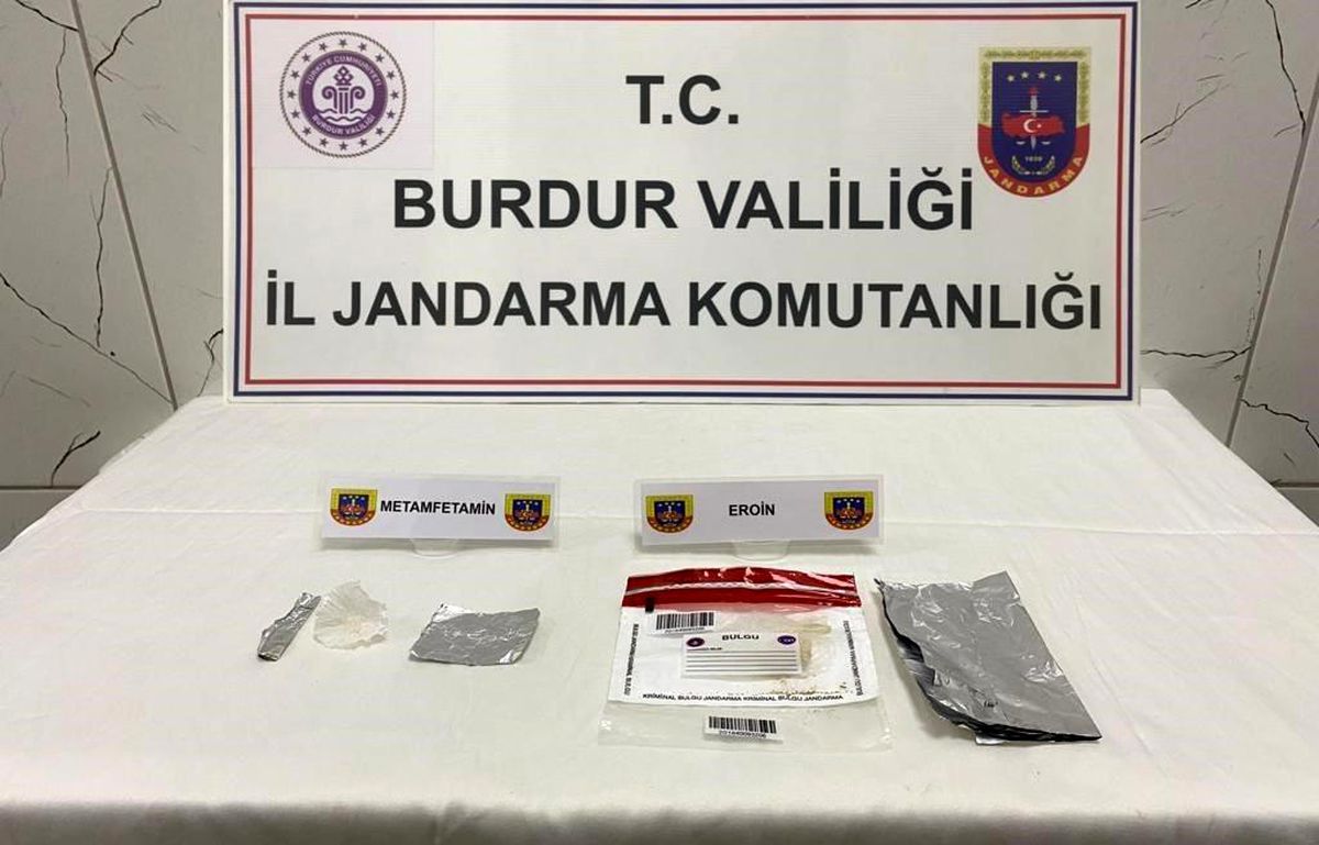 Burdur\'da şüpheli iki araçta uyuşturucu madde ele geçiridi