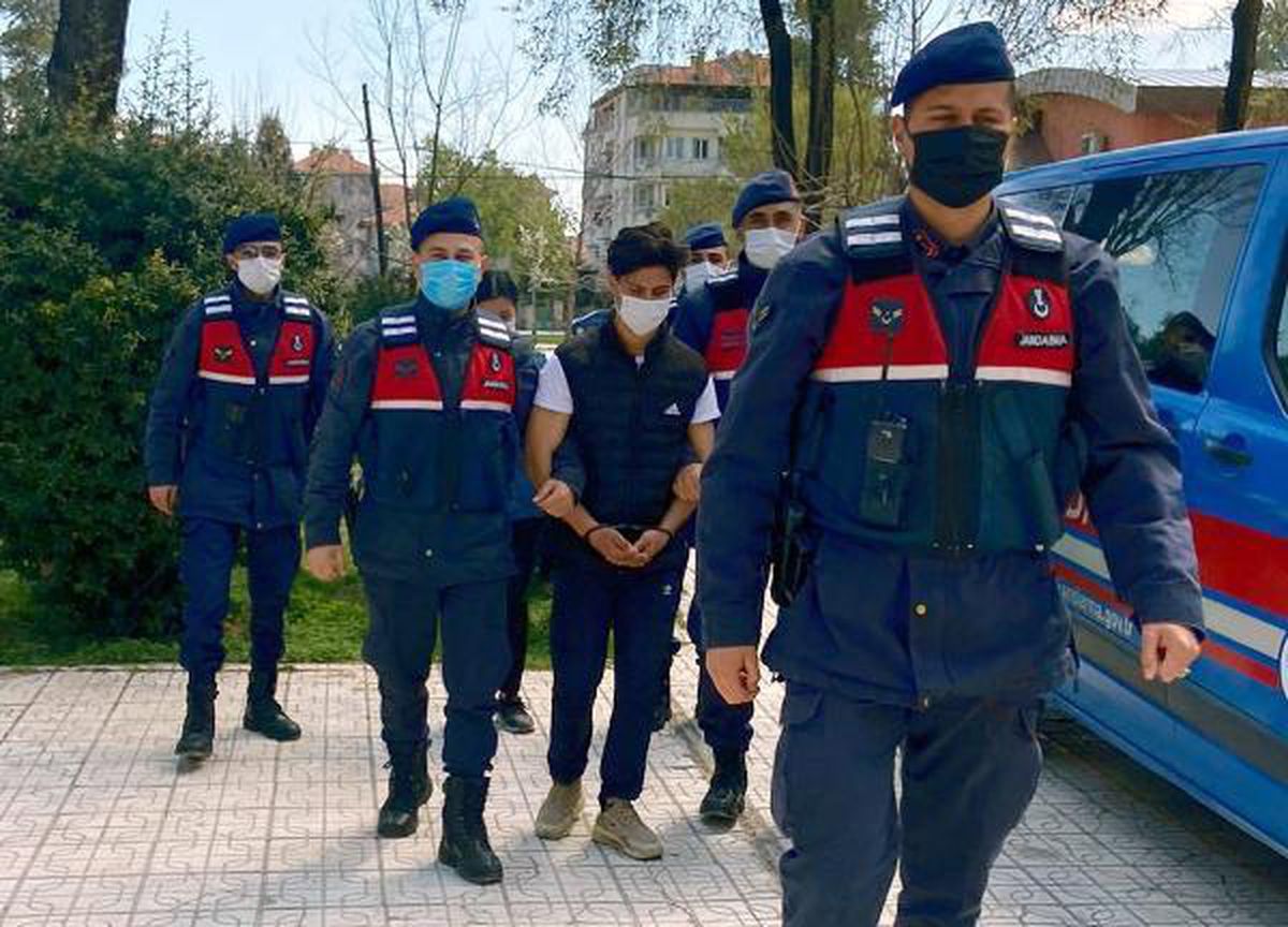 Çaldıkları motosikleti internette satmaya çalışırken yakalandılar
