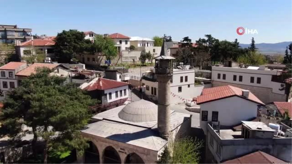 Cami imamı, Ramazan geleneğini sürdürüp ahşap şerefeli minareye çıkarak ezan okuyor