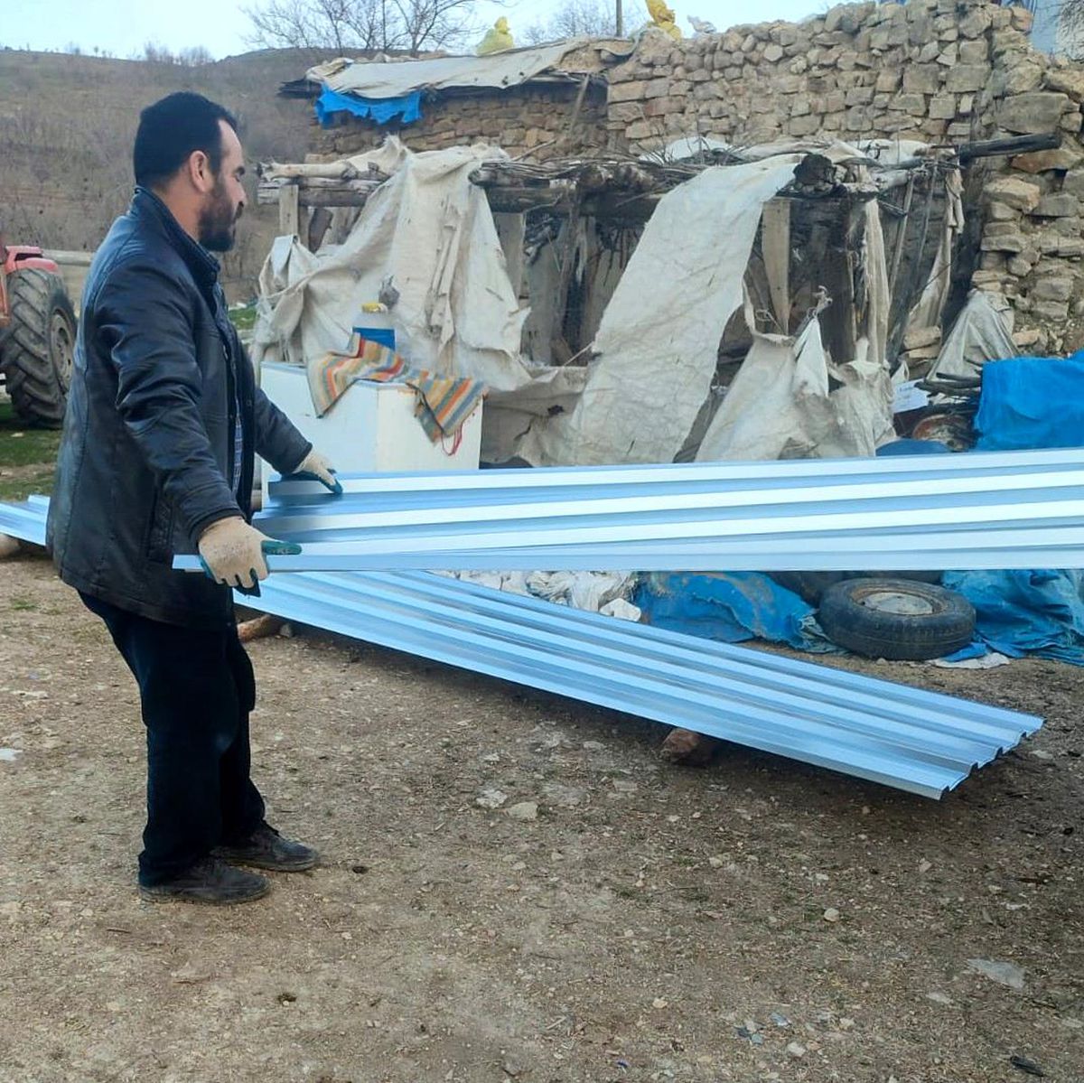Çermik\'te sera ve ahırları zarar gören çiftçilere destek