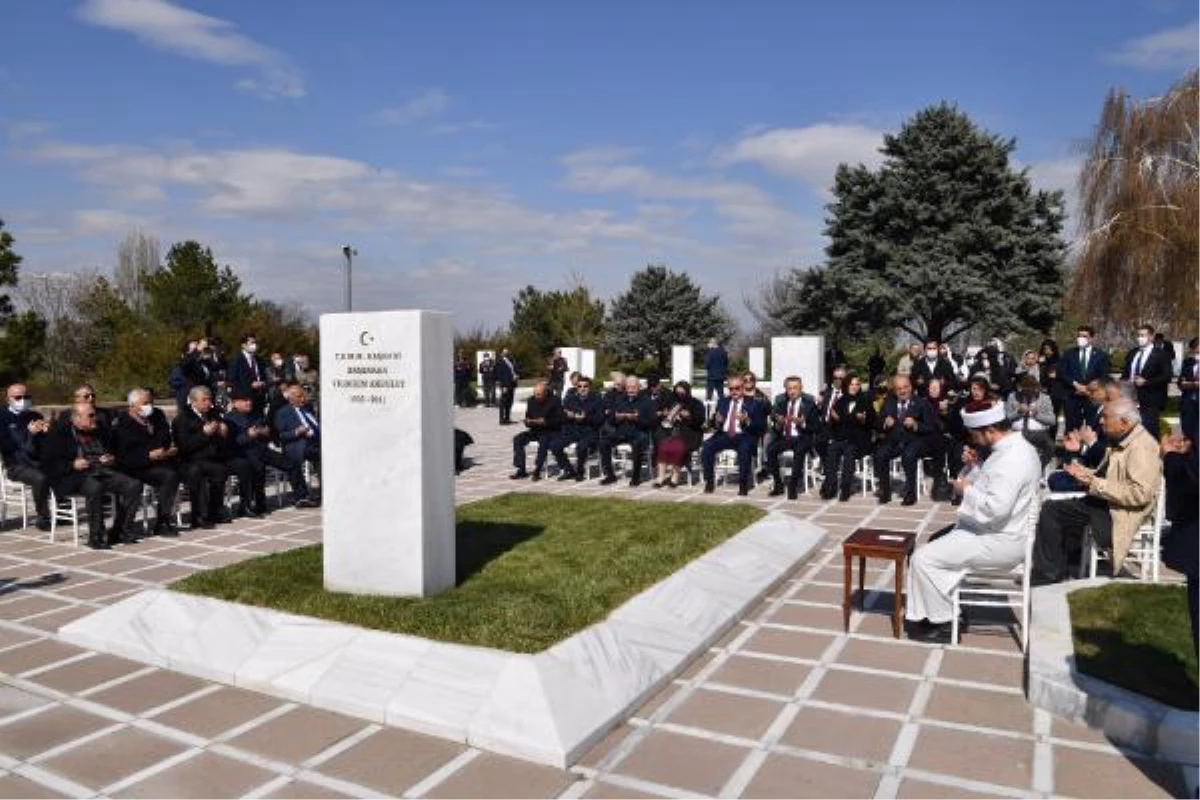 Eski TBMM Başkanı Akbulut, mezarı başında anıldı