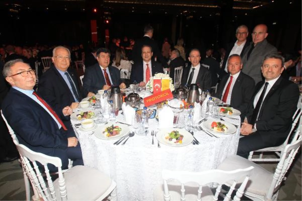 Galatasaray camiası, 1905 GSYİAD\'ın iftar yemeğinde buluştu