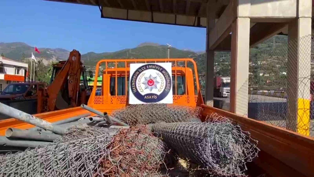 Hatay\'da otoyoldaki tel ve demir çitleri çalan 2 şüpheli yakalandı