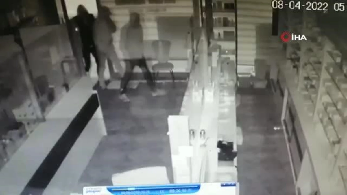 Hırsızların eczane soygunu kamerada