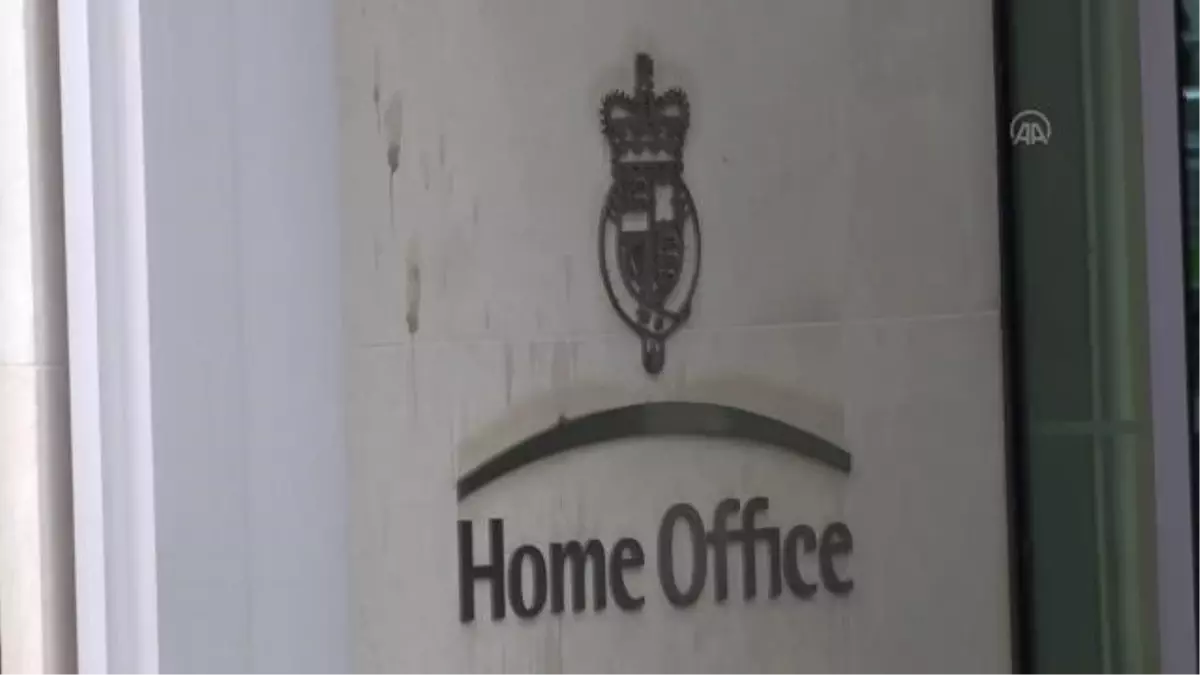 İngiltere'nin düzensiz göçmenleri Ruanda'ya gönderme planı protesto edildi